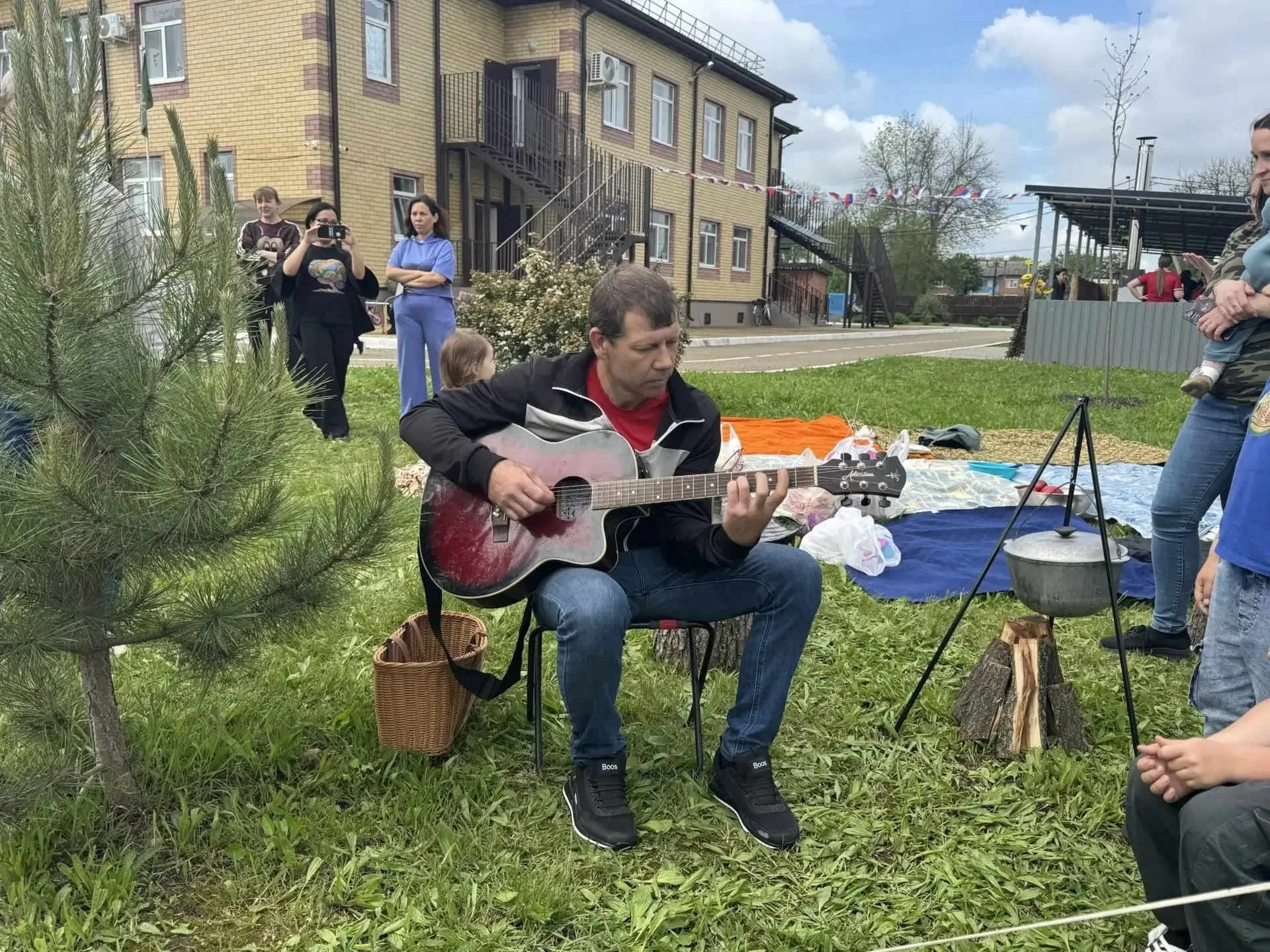 Сегодня в нашем детском саду несмотря на пасмурную погоду было по настоящему жарко — у нас прошла во