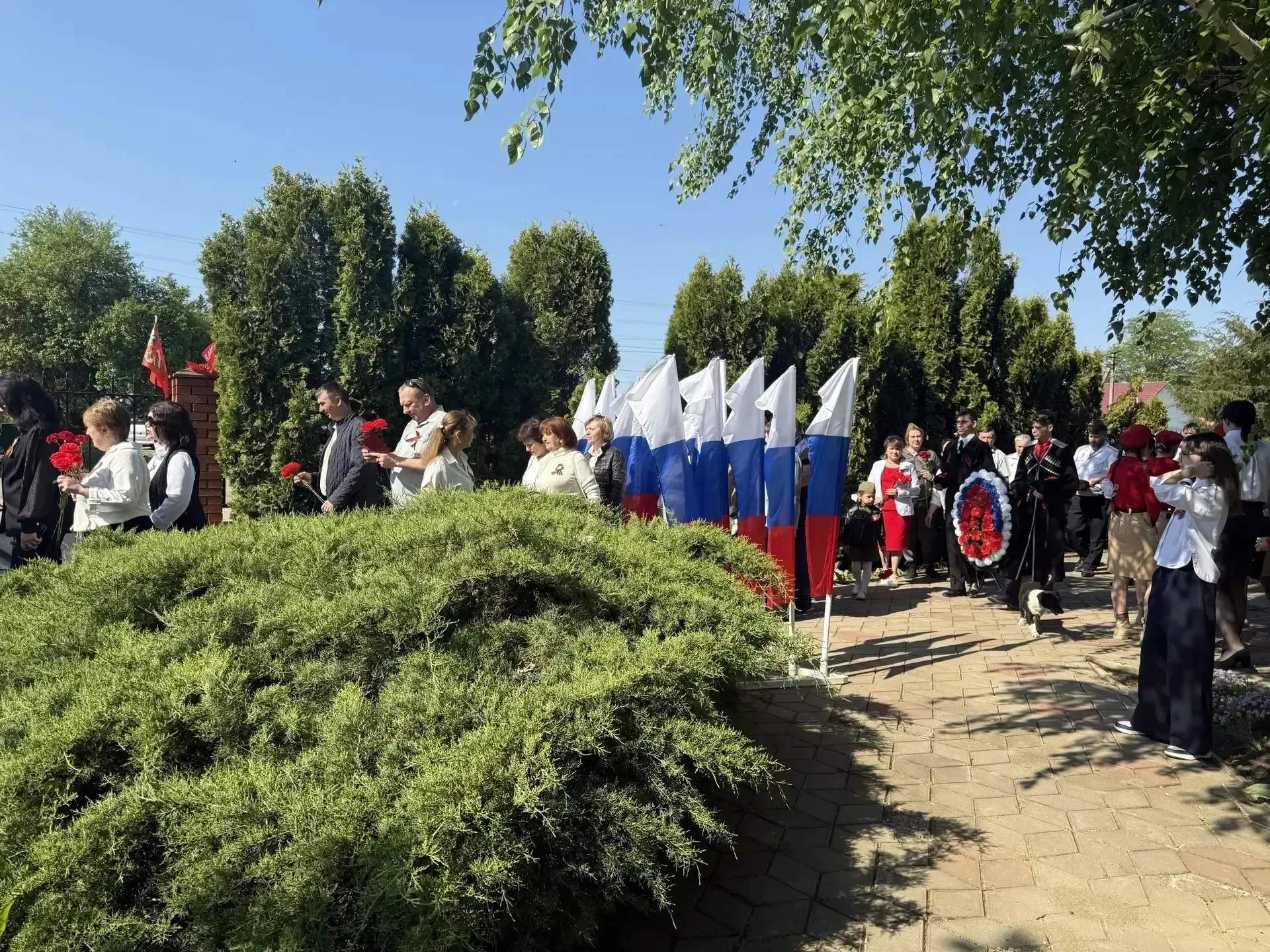 Утро Великой Победы 🌟🇷🇺🎉  Праздничное 9 Мая в школе №53 началось с торжественного события — возложен