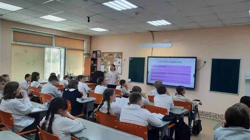 Специалисты центра «Семья» провели для обучающихся 5 классов МАОУ СОШ №32 города Тюмени профилактиче