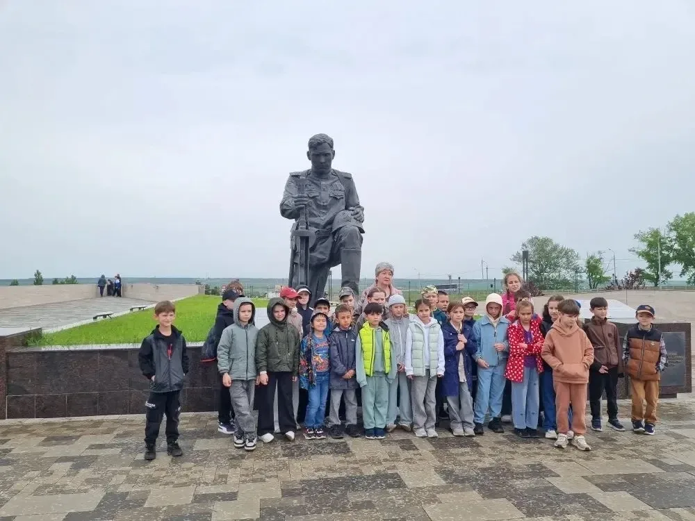 Обучающиеся 1 класса «В» (кл. рук. Безгубенко Т.Г.), 2 класса «А» и 3 класса «В» (кл. рук. Нещадим Н
