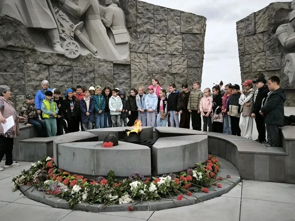 Обучающиеся 1 класса «В» (кл. рук. Безгубенко Т.Г.), 2 класса «А» и 3 класса «В» (кл. рук. Нещадим Н