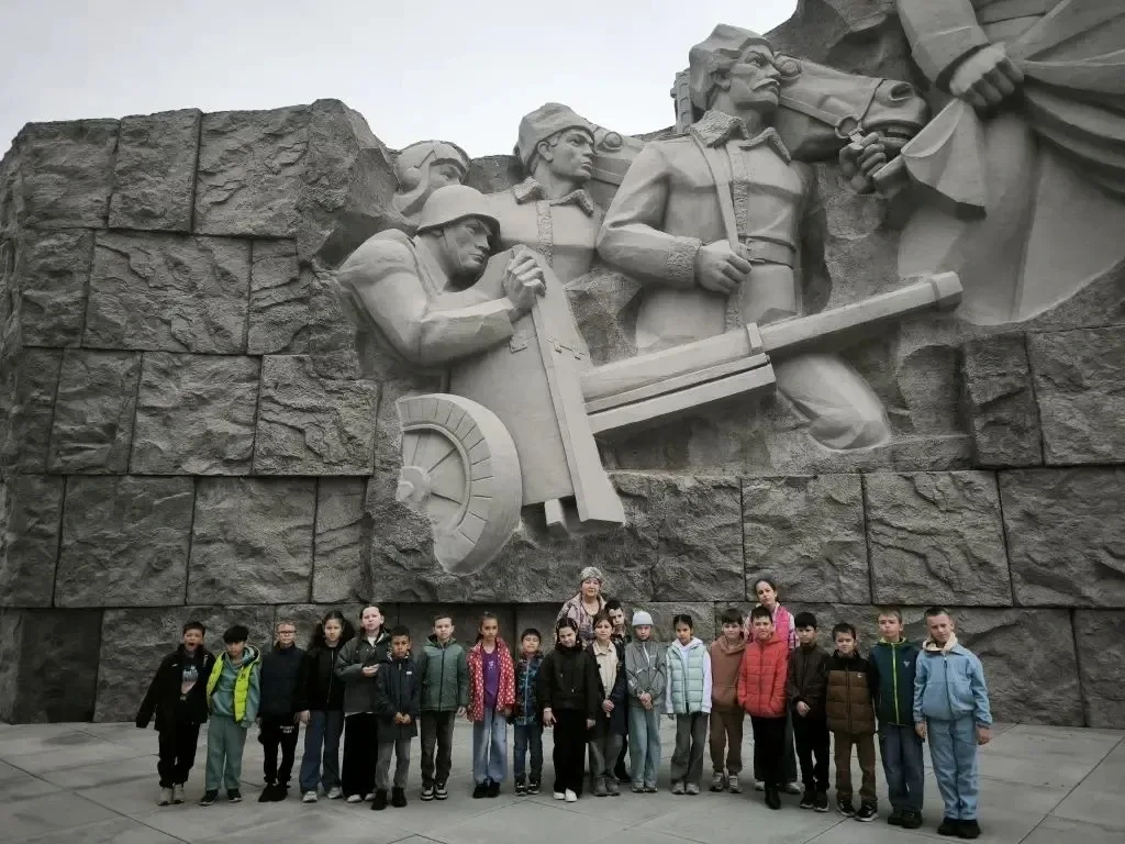 Обучающиеся 1 класса «В» (кл. рук. Безгубенко Т.Г.), 2 класса «А» и 3 класса «В» (кл. рук. Нещадим Н