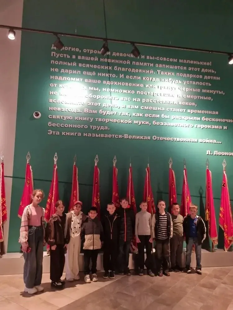 Обучающиеся 1 класса «В» (кл. рук. Безгубенко Т.Г.), 2 класса «А» и 3 класса «В» (кл. рук. Нещадим Н