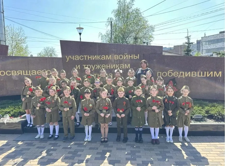 8 мая ученики 2А класса возложили цветы к мемориалу на улице Нартова! День Победы – особый праздник 