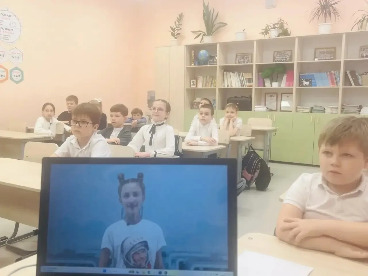 Каждый понедельник в МАОУ «Школа №70» проходит уже традиционная торжественная Церемония поднятия  Го