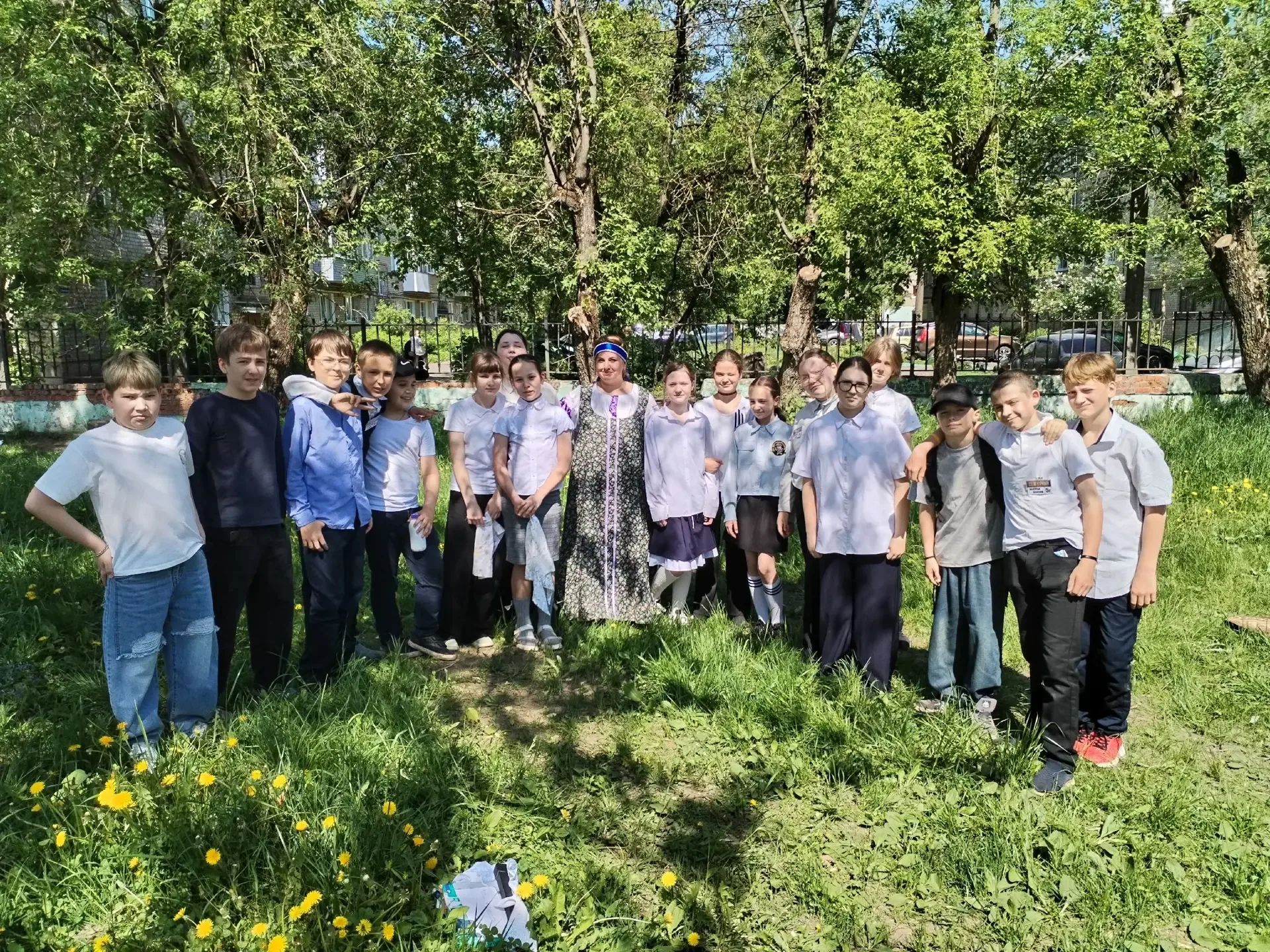 ✨Отличный летний день для урока под открытым небом!✨  🪆Сегодня 5-классники знакомились с русскими на