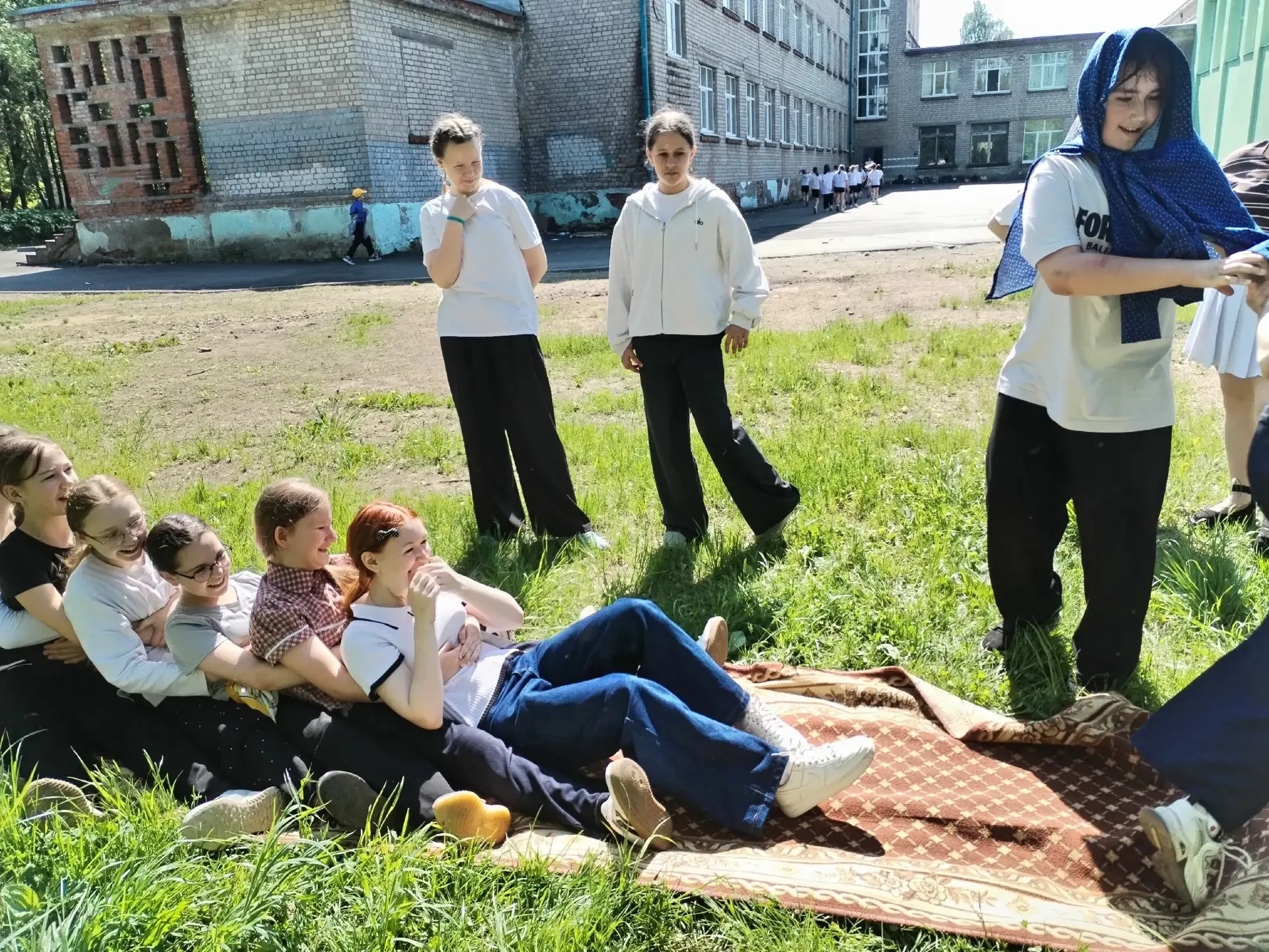 ✨Отличный летний день для урока под открытым небом!✨  🪆Сегодня 5-классники знакомились с русскими на