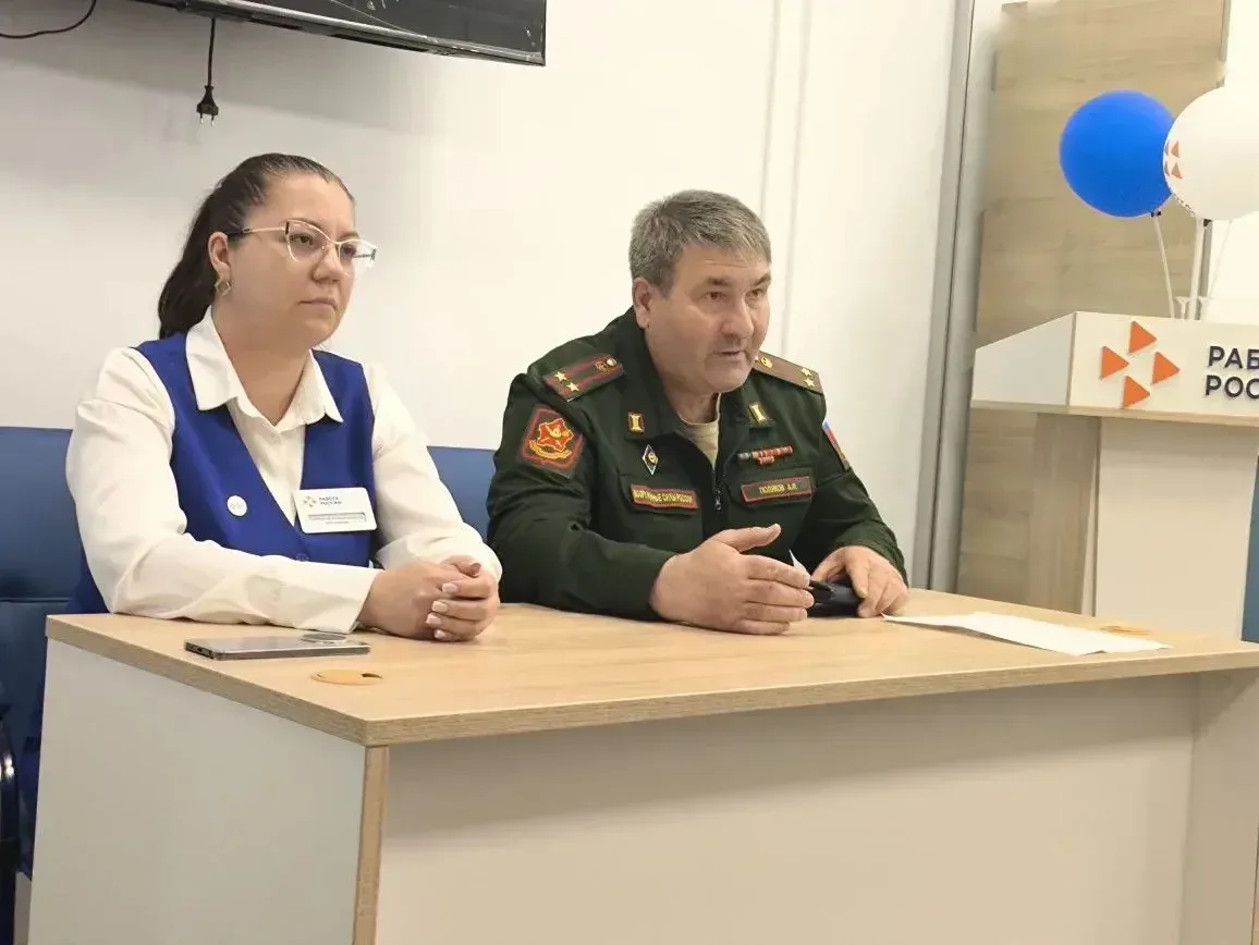 ✨Будущее начинается сегодня: в центре  занятости г.Кинешма прошла встреча  мальчиков 8 б класса  шко