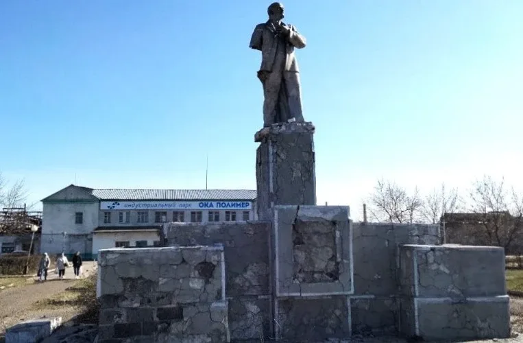 💥 В Дзержинске снесли памятник Ленину  В Дзержинске демонтировали памятник Ленину у проходной «Ока-П