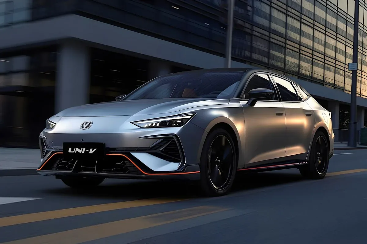 Changan официально анонсировал обновлённый Uni-V для России.   Машина получила турбомотор 2.0 мощнос