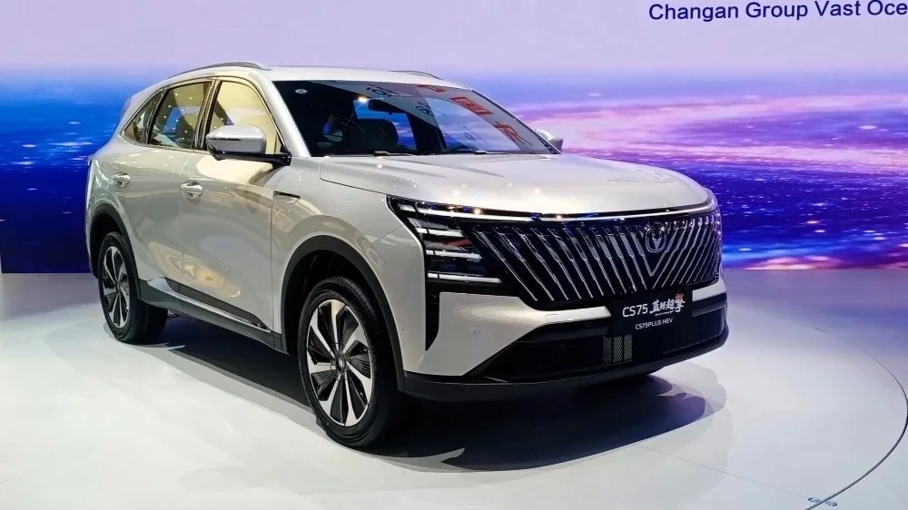 Changan показал в Пекине гибридный CS75 Plus HEV. Впрыск топлива 500 бар и пробег 1500 км  В Пекине 
