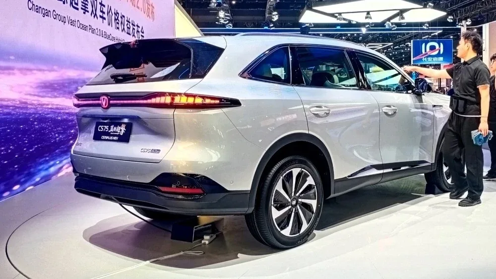 Changan показал в Пекине гибридный CS75 Plus HEV. Впрыск топлива 500 бар и пробег 1500 км  В Пекине 