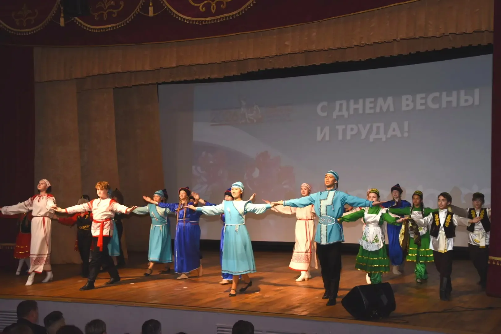 🎉 В Горно-Алтайске торжественно отметили День Весны и Труда  В кинотеатре «Голубой Алтай» состоялся 