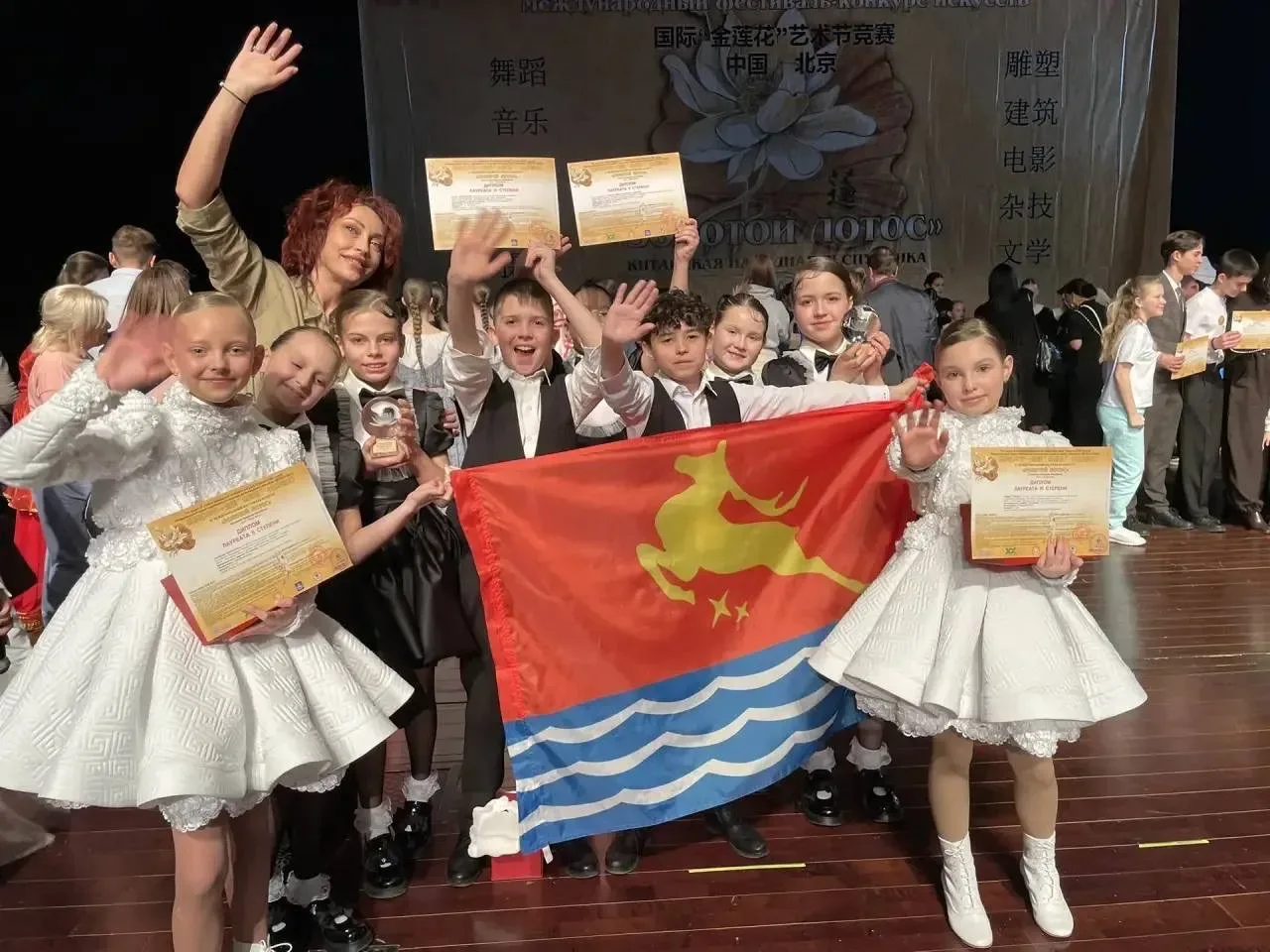✨ «Наши магаданские звёздочки сверкнули на международном уровне!» Воспитанники вокальной студии Нины