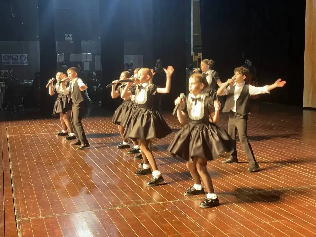 ✨ «Наши магаданские звёздочки сверкнули на международном уровне!» Воспитанники вокальной студии Нины