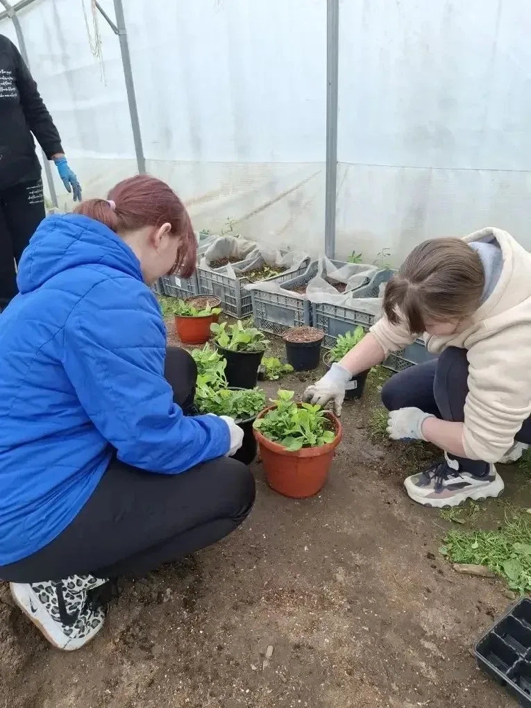 🌿 Весна в Марковской школе: время заботы о саде!  🪏В нашей школе полным ходом идут весенне-полевые р