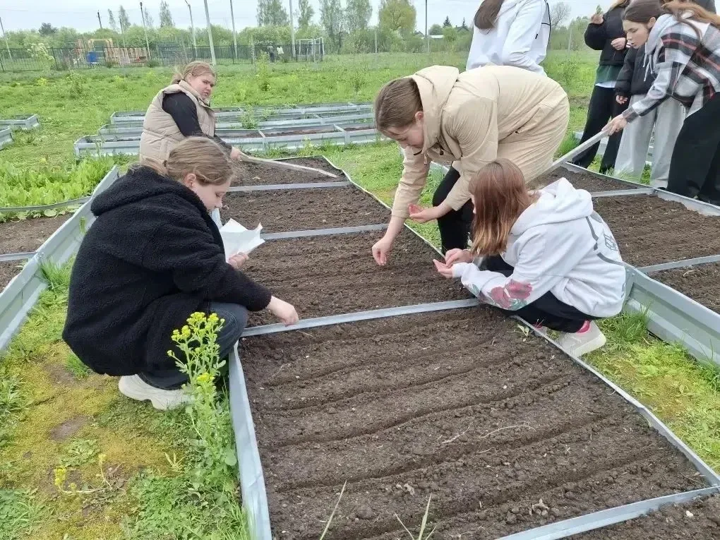 🌿 Весна в Марковской школе: время заботы о саде!  🪏В нашей школе полным ходом идут весенне-полевые р