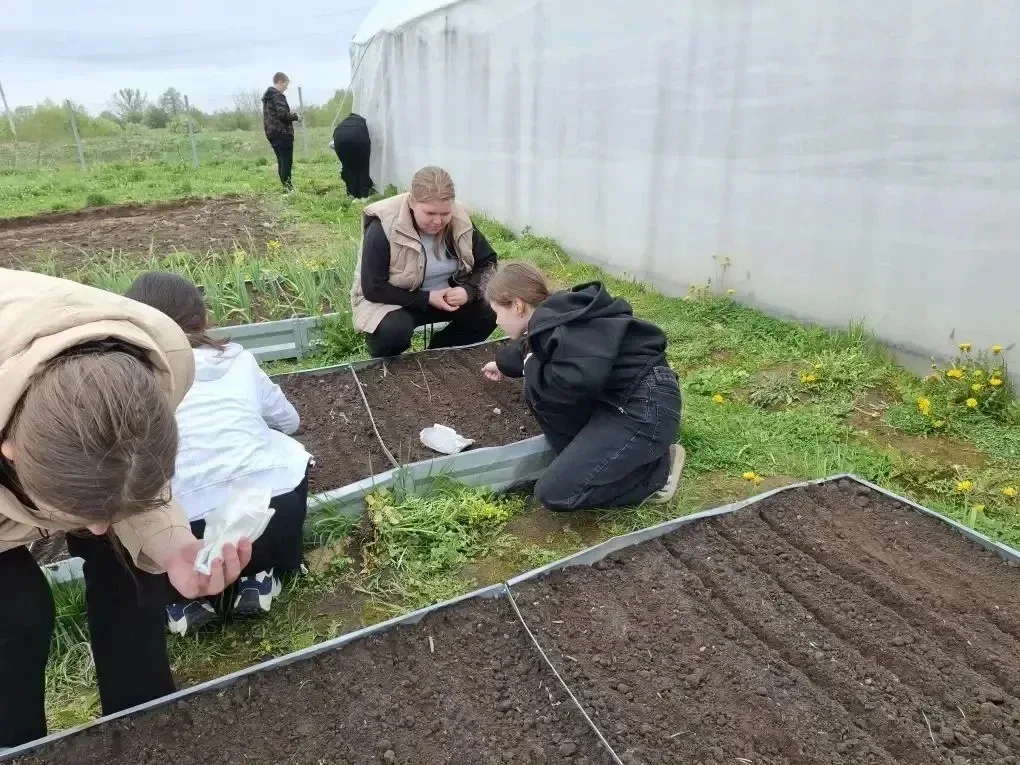 🌿 Весна в Марковской школе: время заботы о саде!  🪏В нашей школе полным ходом идут весенне-полевые р