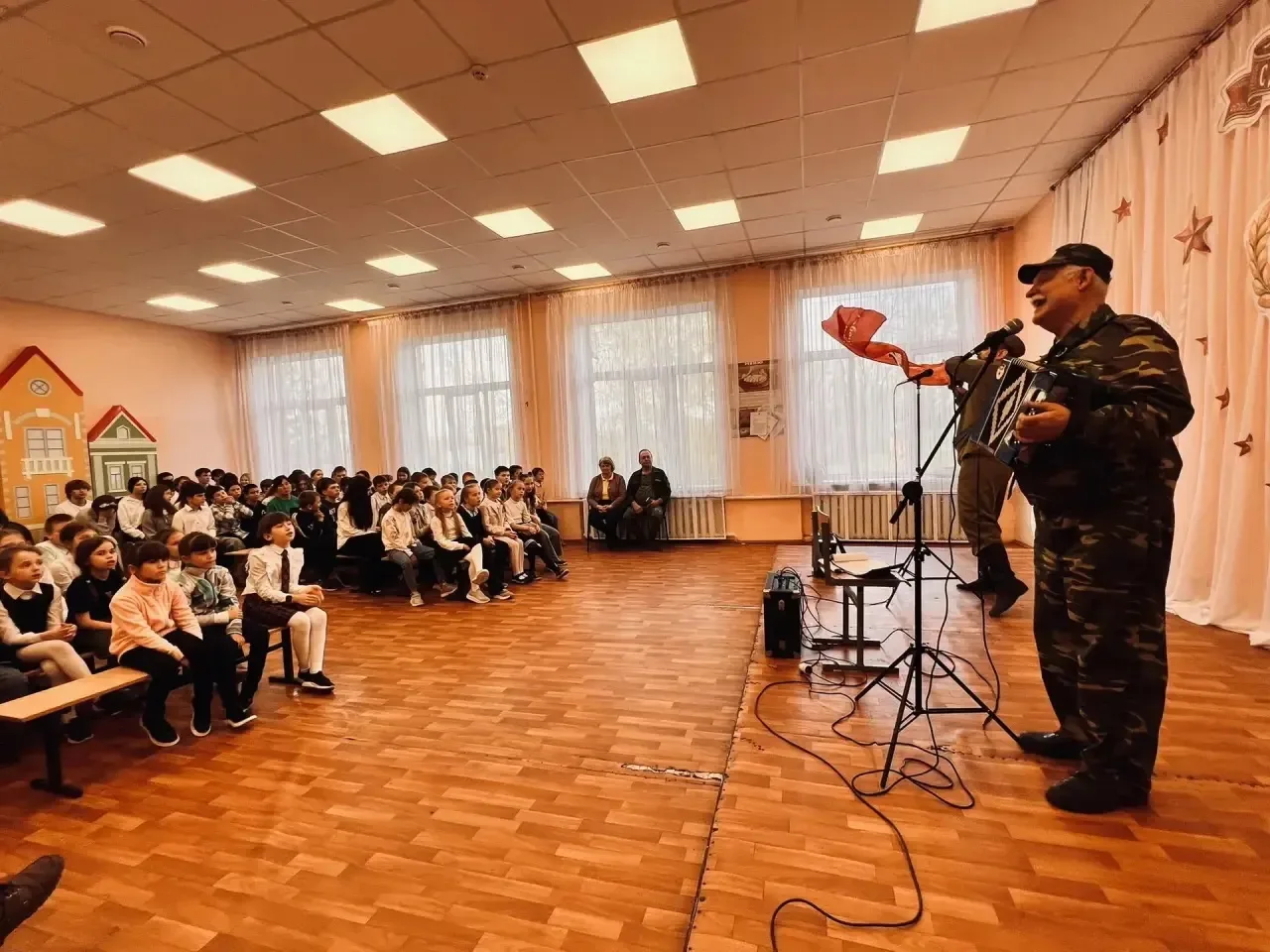 🎤 В ЦО «Поречская школа» состоялся концерт народного артиста России Сергея Борискина!  🎖️В минувшие 