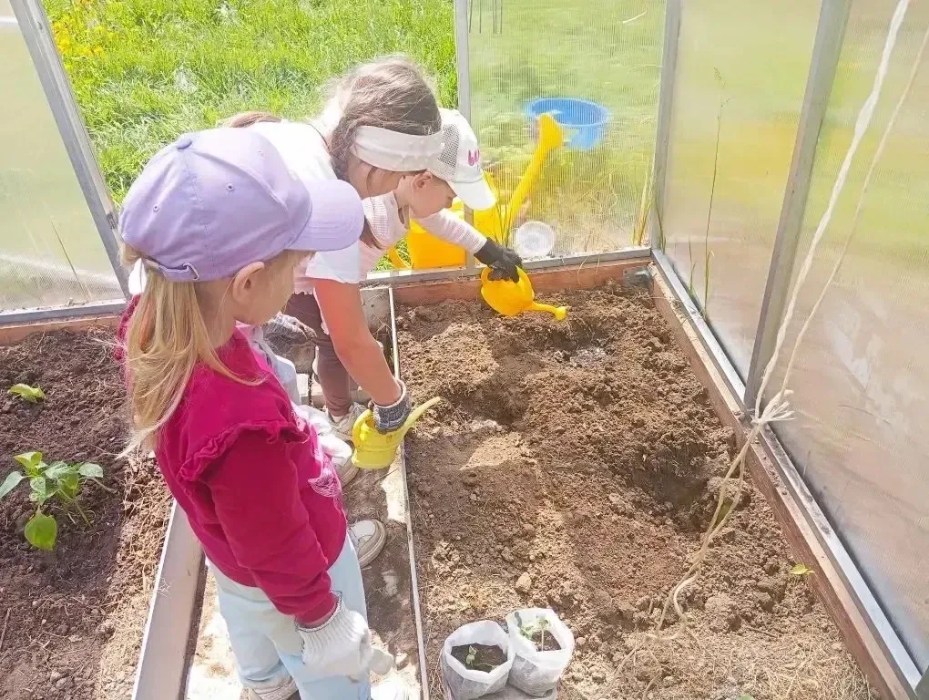 ☀️✨ Наши маленькие садоводы в деле! ✨☀️  Ребята из группы «Светлячок» 🧚совершили настоящее маленькое