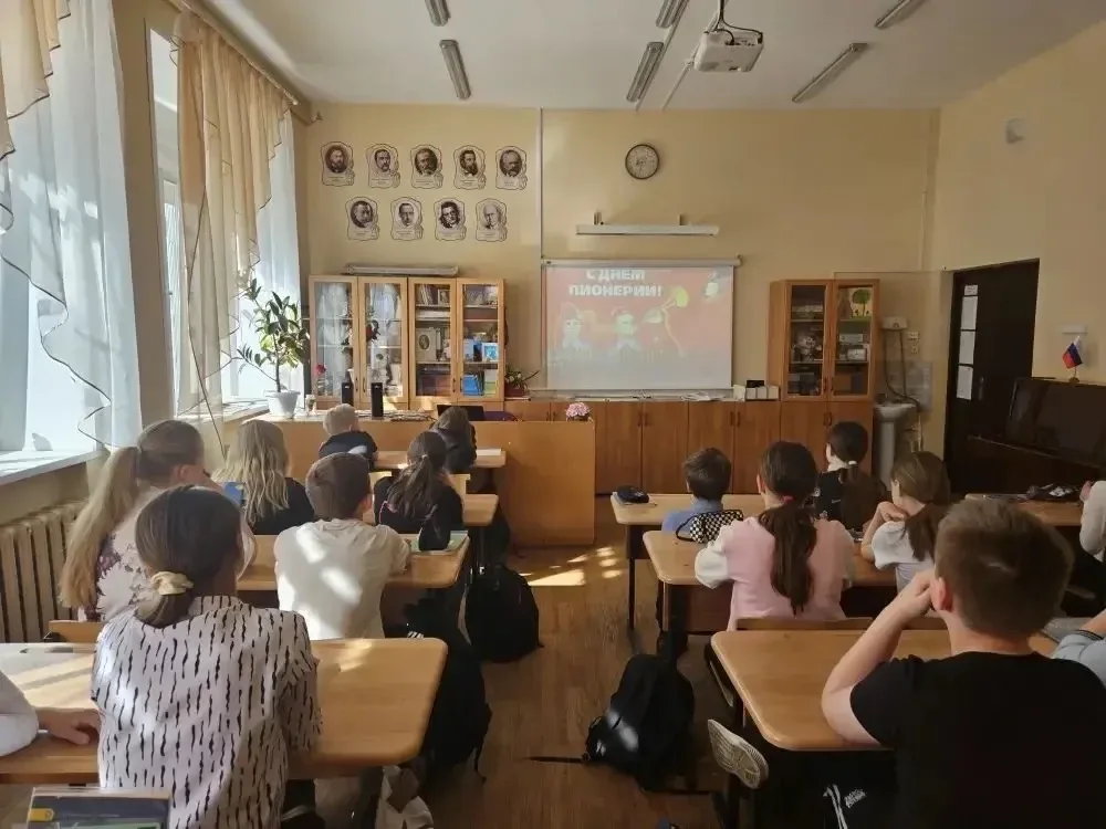 ✨ Сегодня особенный день — День детских общественных организаций  🎓В ЦО «Шурскольская школа»состояло