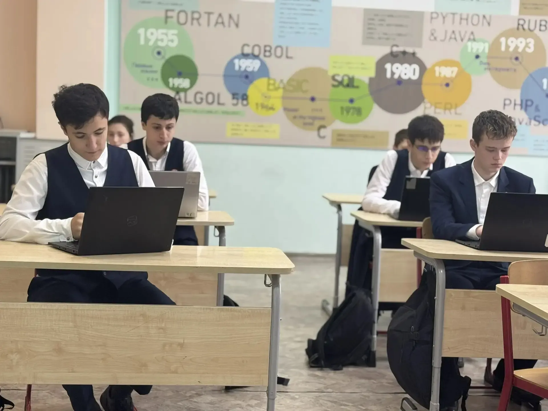 Шаг к будущему уже сделан!  Сегодня обучающиеся 11-х классов проходили итоговую аттестацию в рамках 
