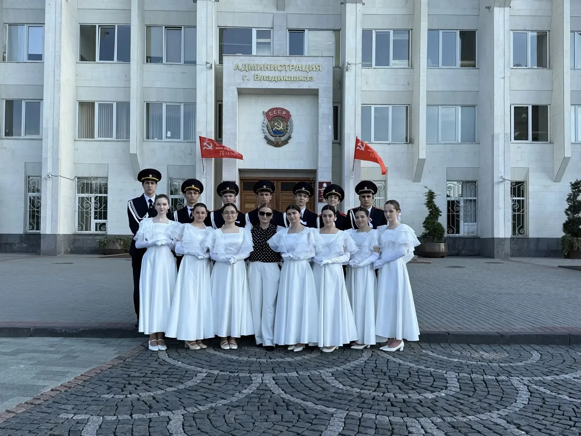 «Всё начинается с вальса…» — и, кажется, именно в такие моменты особенно ощущается связь поколений, 