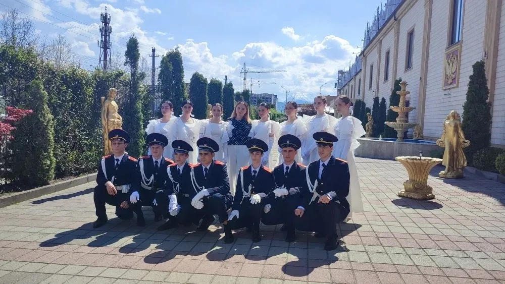 «Всё начинается с вальса…» — и, кажется, именно в такие моменты особенно ощущается связь поколений, 