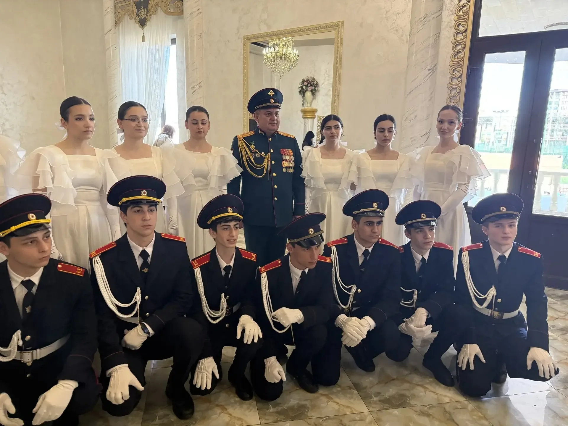 «Всё начинается с вальса…» — и, кажется, именно в такие моменты особенно ощущается связь поколений, 