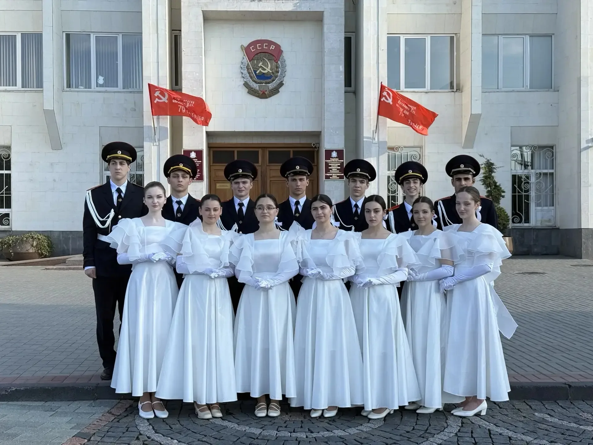 «Всё начинается с вальса…» — и, кажется, именно в такие моменты особенно ощущается связь поколений, 