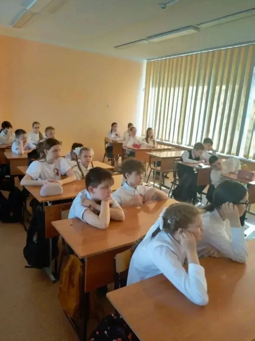 🌟Волонтеры ДВФ РГУП  им. В. М. Лебедева провели лекцию о Великой Отечественной войне в школе   № 77 