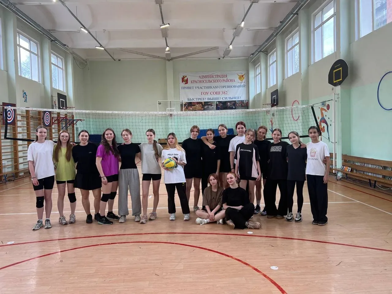 🤝🏆Наша команда девочек приняла участие в товарищеском матче по волейболу, который проходил в школе №