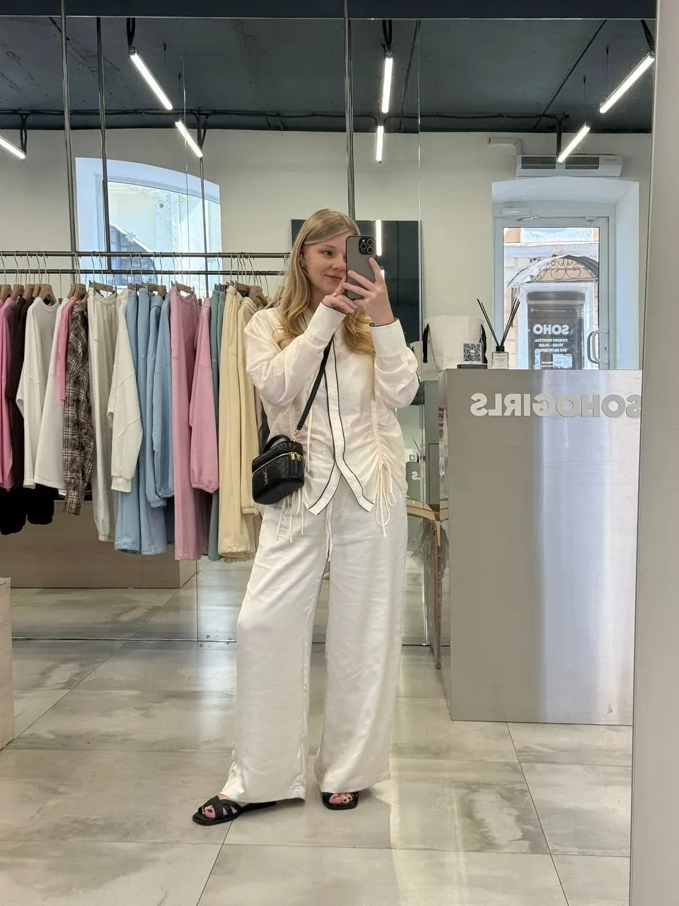 На днях случился шопинг 💅   Мне очень сильно что-то захотелось из одежды, но пока фигура не позволяе