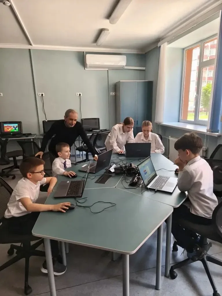 Ученики 10 школы 🧑‍🎓, юные знатоки английского языка, приняли участие в заключительном этапе рейтинг