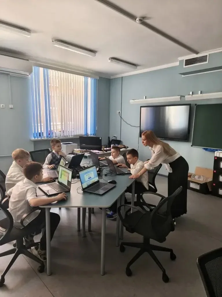 Ученики 10 школы 🧑‍🎓, юные знатоки английского языка, приняли участие в заключительном этапе рейтинг