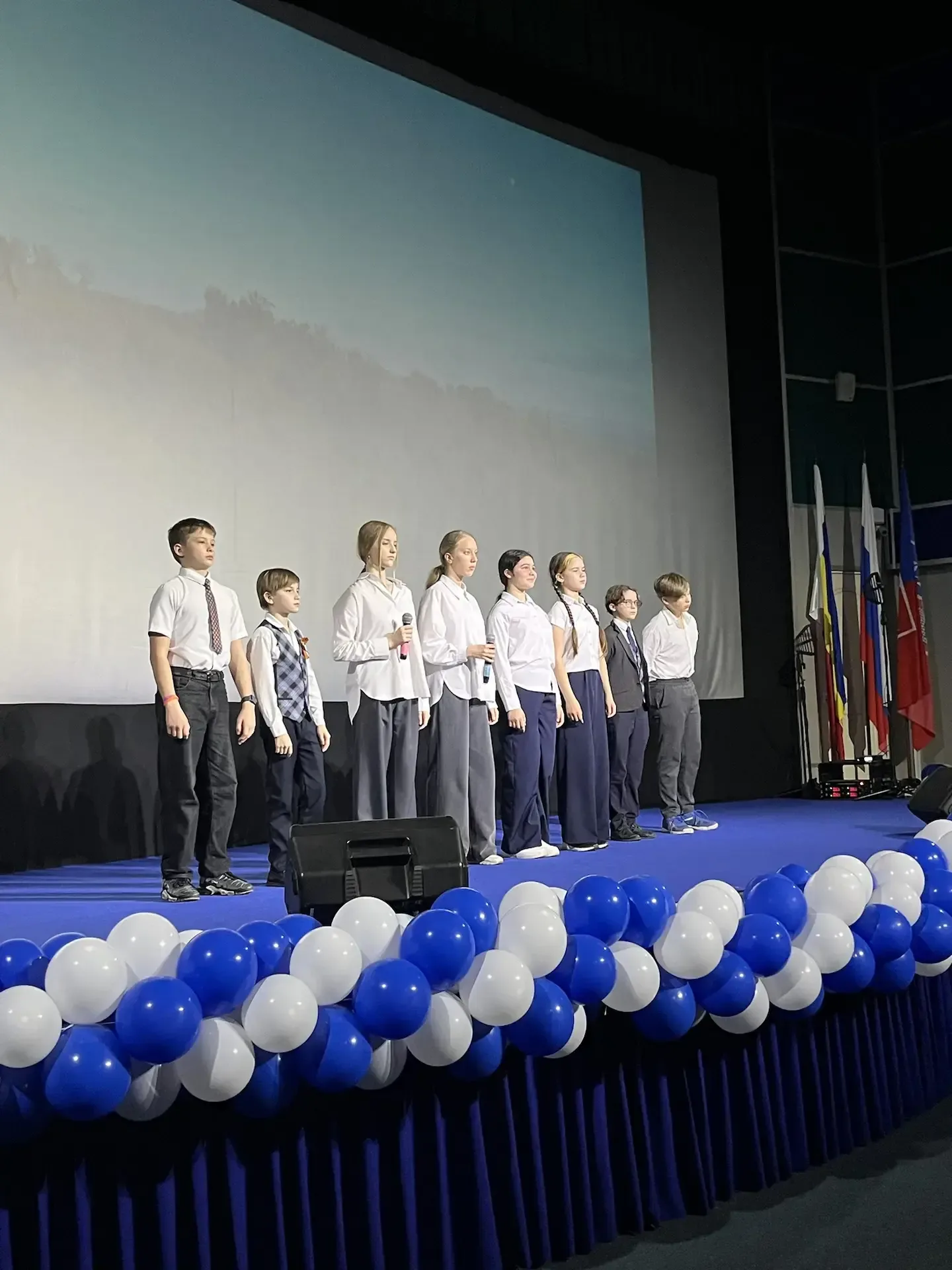 🎖️ Ученики школы №10 поздравили ветеранов ВОВ концертом ко Дню России!!! В преддверии празднования Д