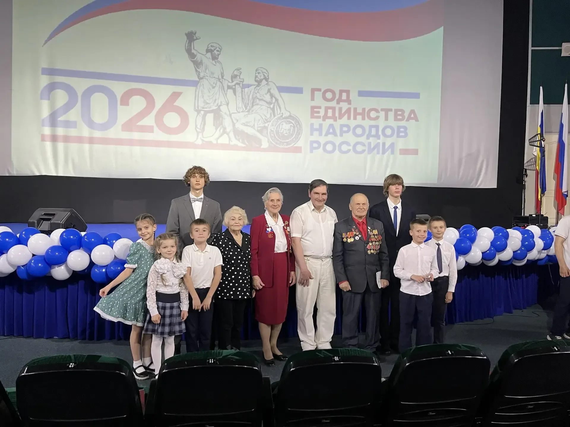 🎖️ Ученики школы №10 поздравили ветеранов ВОВ концертом ко Дню России!!! В преддверии празднования Д