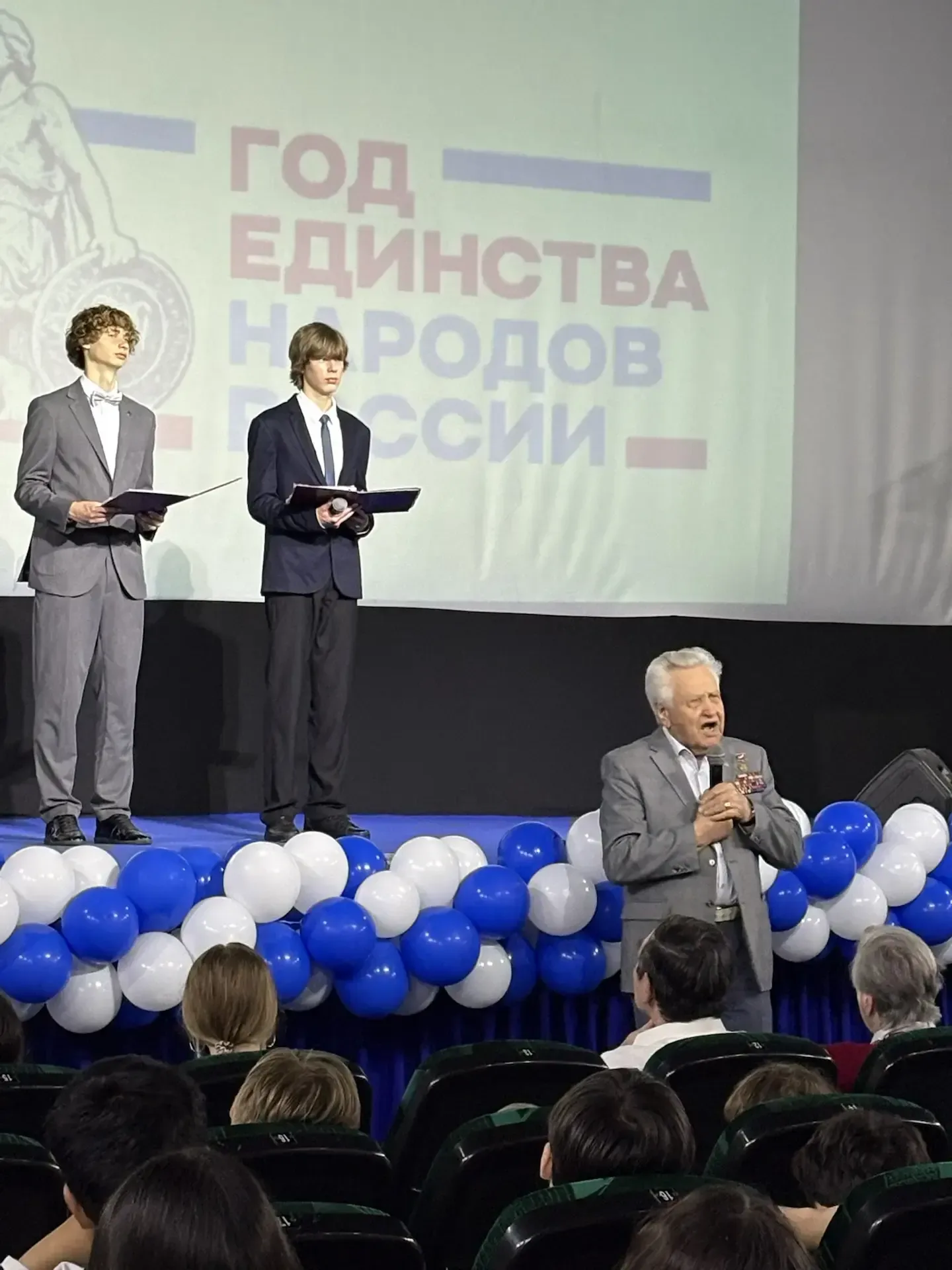 🎖️ Ученики школы №10 поздравили ветеранов ВОВ концертом ко Дню России!!! В преддверии празднования Д
