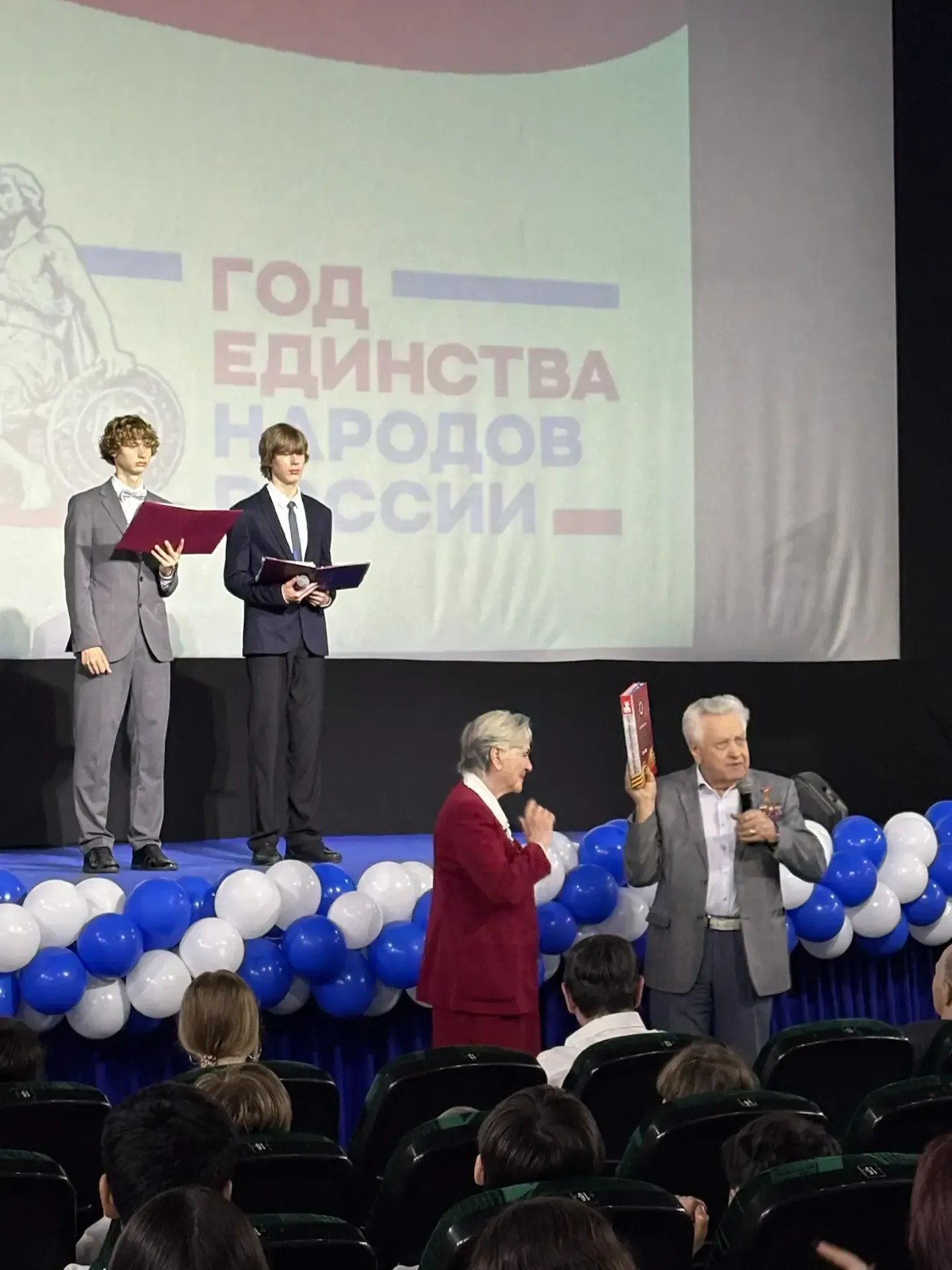 🎖️ Ученики школы №10 поздравили ветеранов ВОВ концертом ко Дню России!!! В преддверии празднования Д