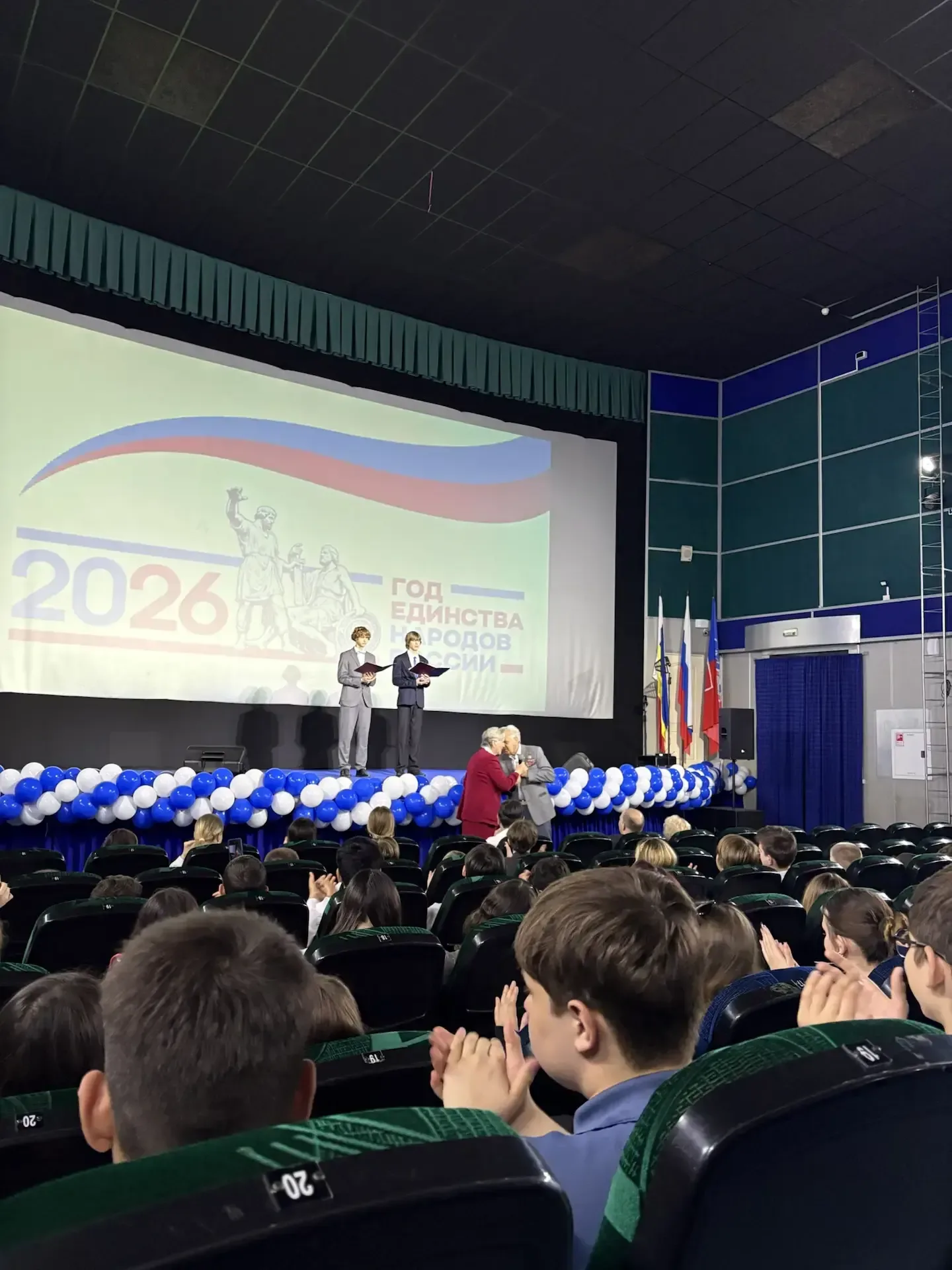 🎖️ Ученики школы №10 поздравили ветеранов ВОВ концертом ко Дню России!!! В преддверии празднования Д