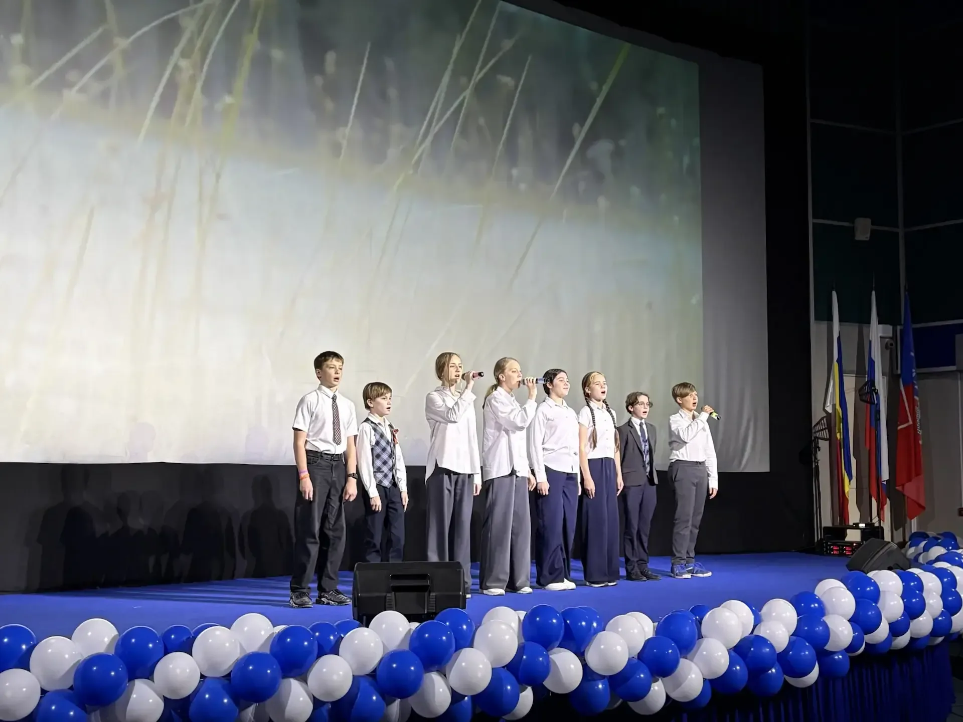 🎖️ Ученики школы №10 поздравили ветеранов ВОВ концертом ко Дню России!!! В преддверии празднования Д