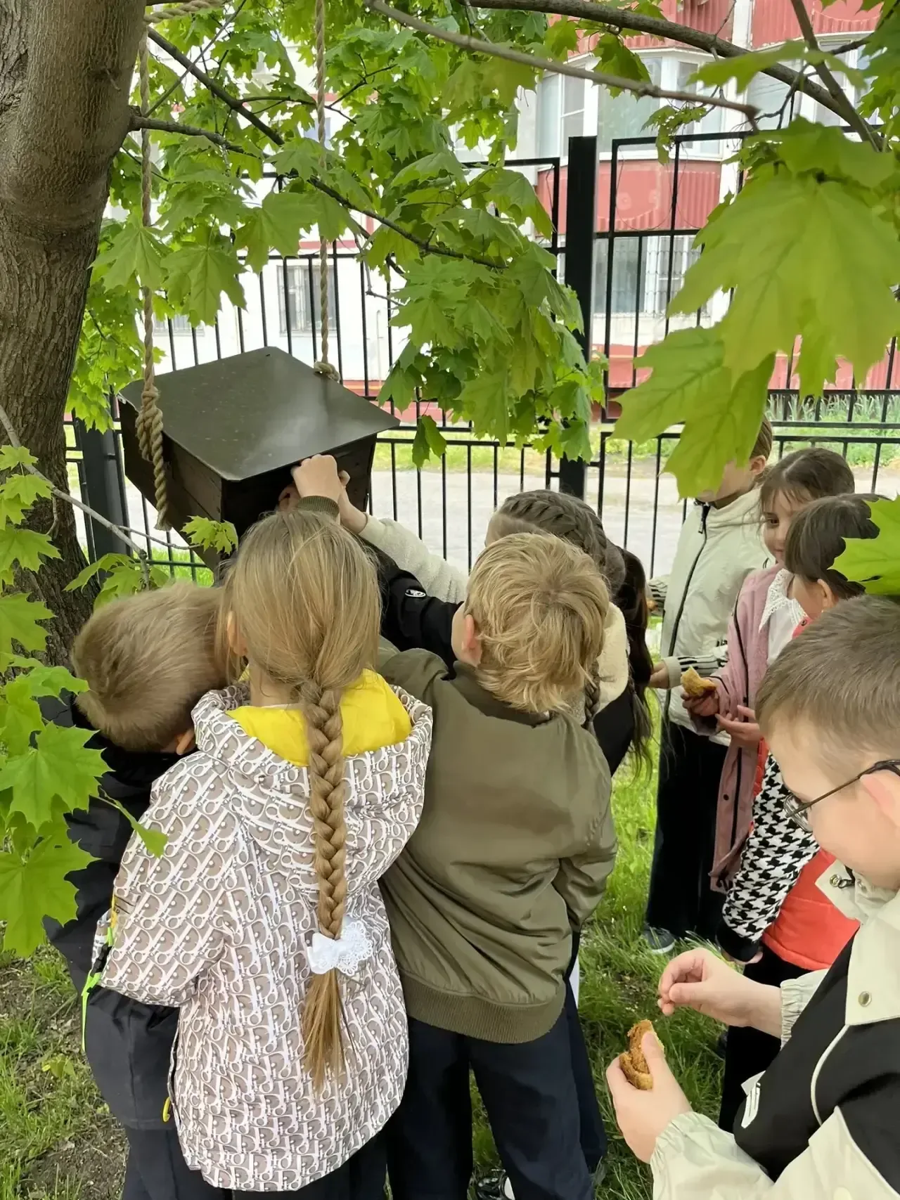 🐦 Ученики школы №10 заботятся о пернатых друзьях! В рамках традиционной «Недели добра» ученики школы