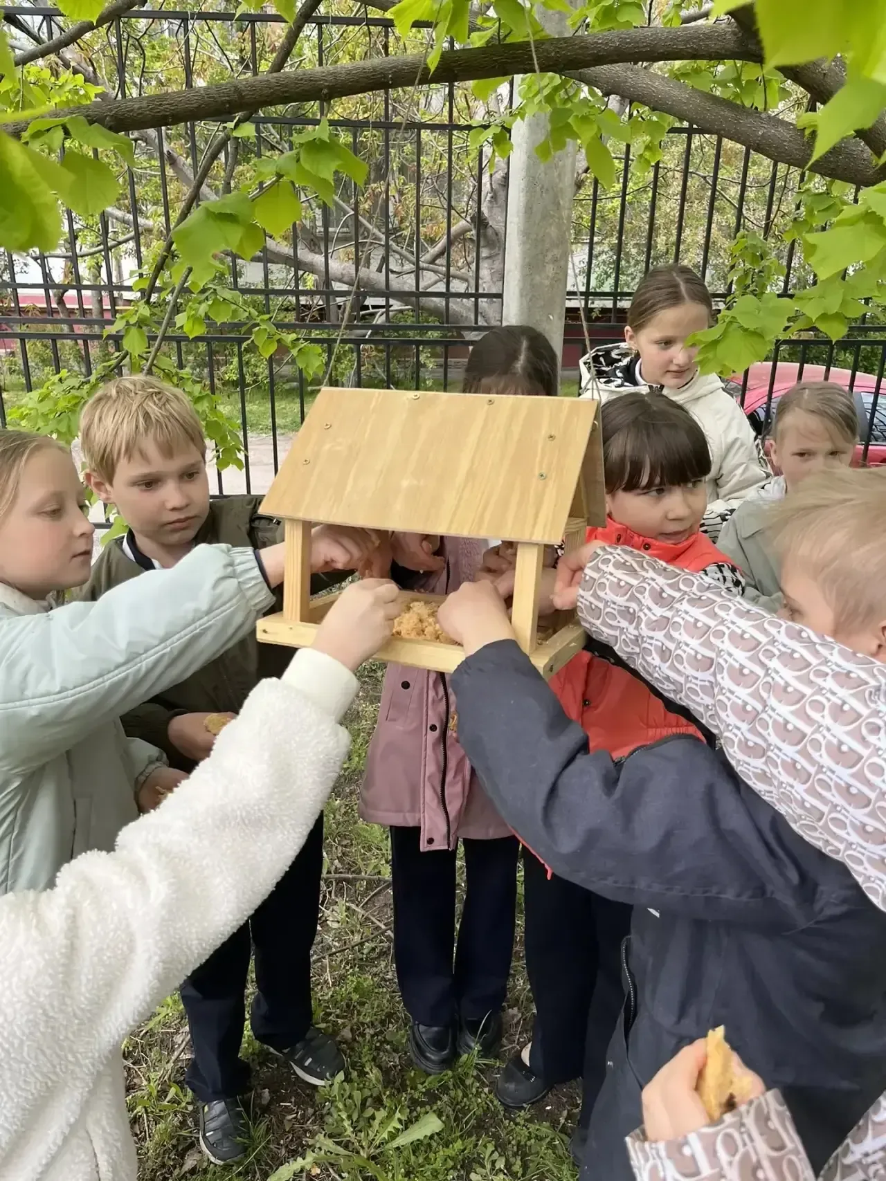 🐦 Ученики школы №10 заботятся о пернатых друзьях! В рамках традиционной «Недели добра» ученики школы