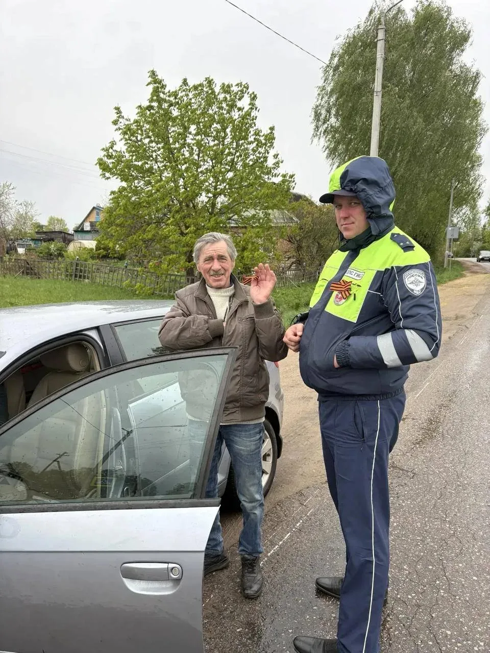 🎗️ Сотрудники ГИБДД провели акцию «Георгиевская ленточка» на трассах Великолукского и Куньинского ра