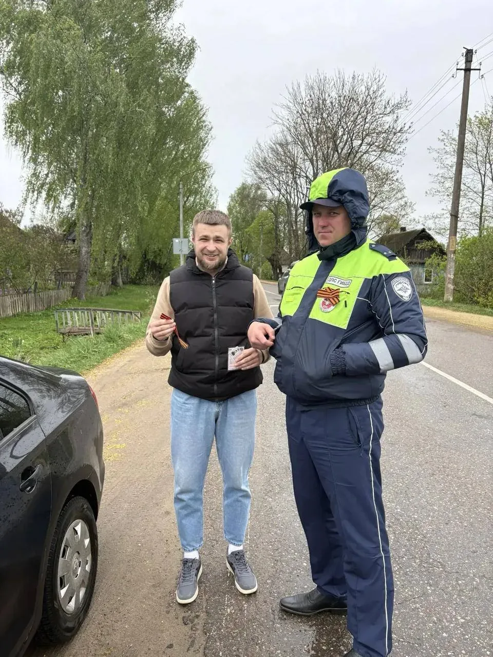 🎗️ Сотрудники ГИБДД провели акцию «Георгиевская ленточка» на трассах Великолукского и Куньинского ра