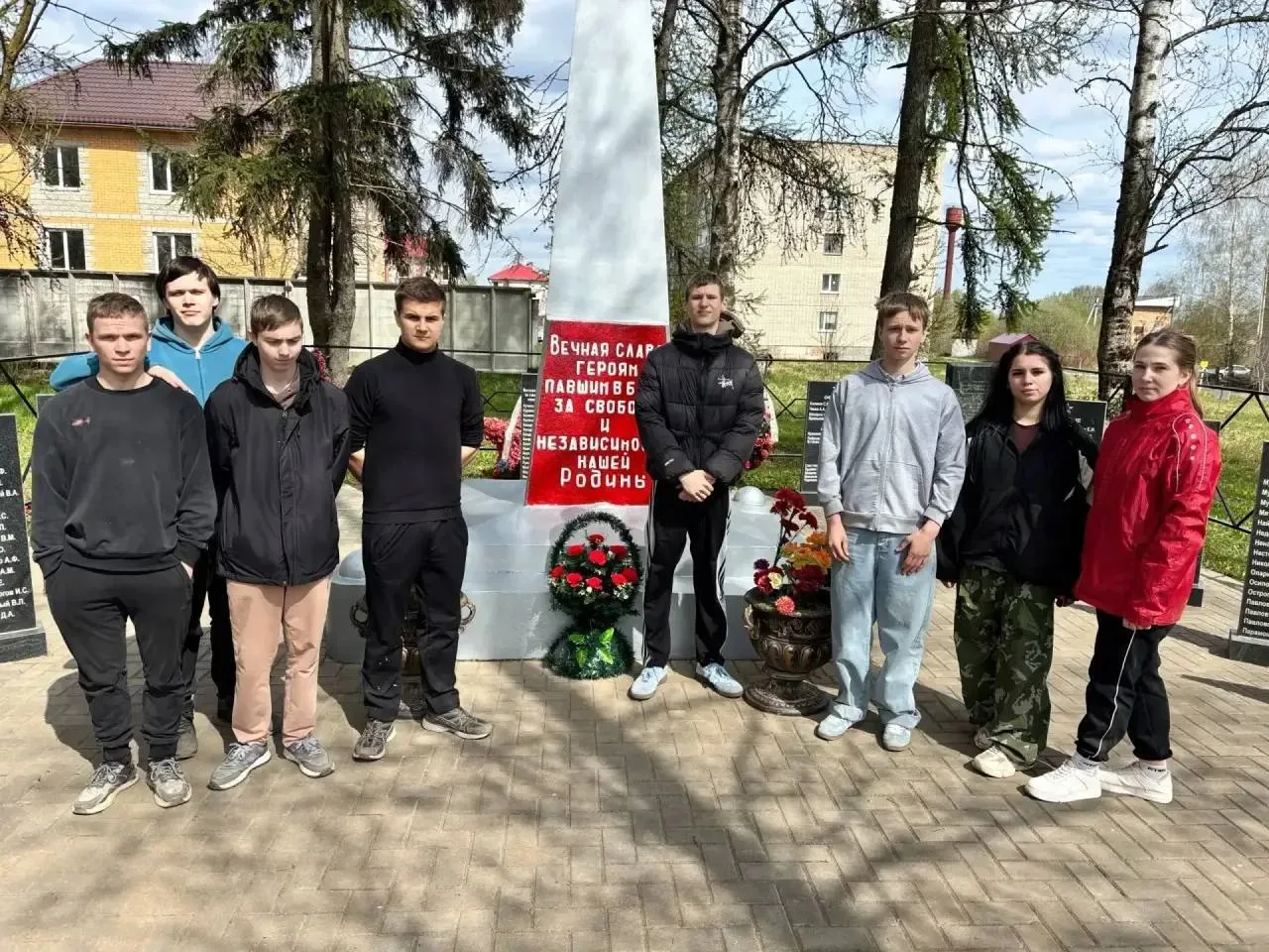 Студенты Великолукского механико-технологического колледжа привели в порядок мемориал в деревне Золо