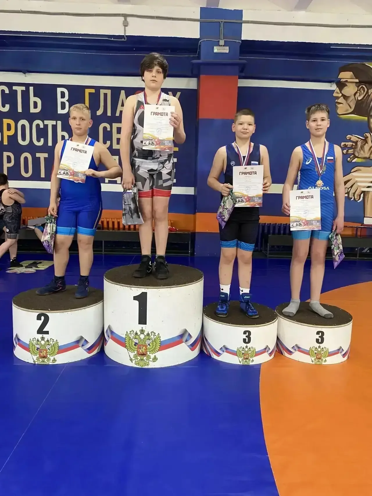 🏅 Поздравляем Чеканова Дениса, ученика 4-2 класса, с заслуженным третьим местом на Дне борьбы, посвя