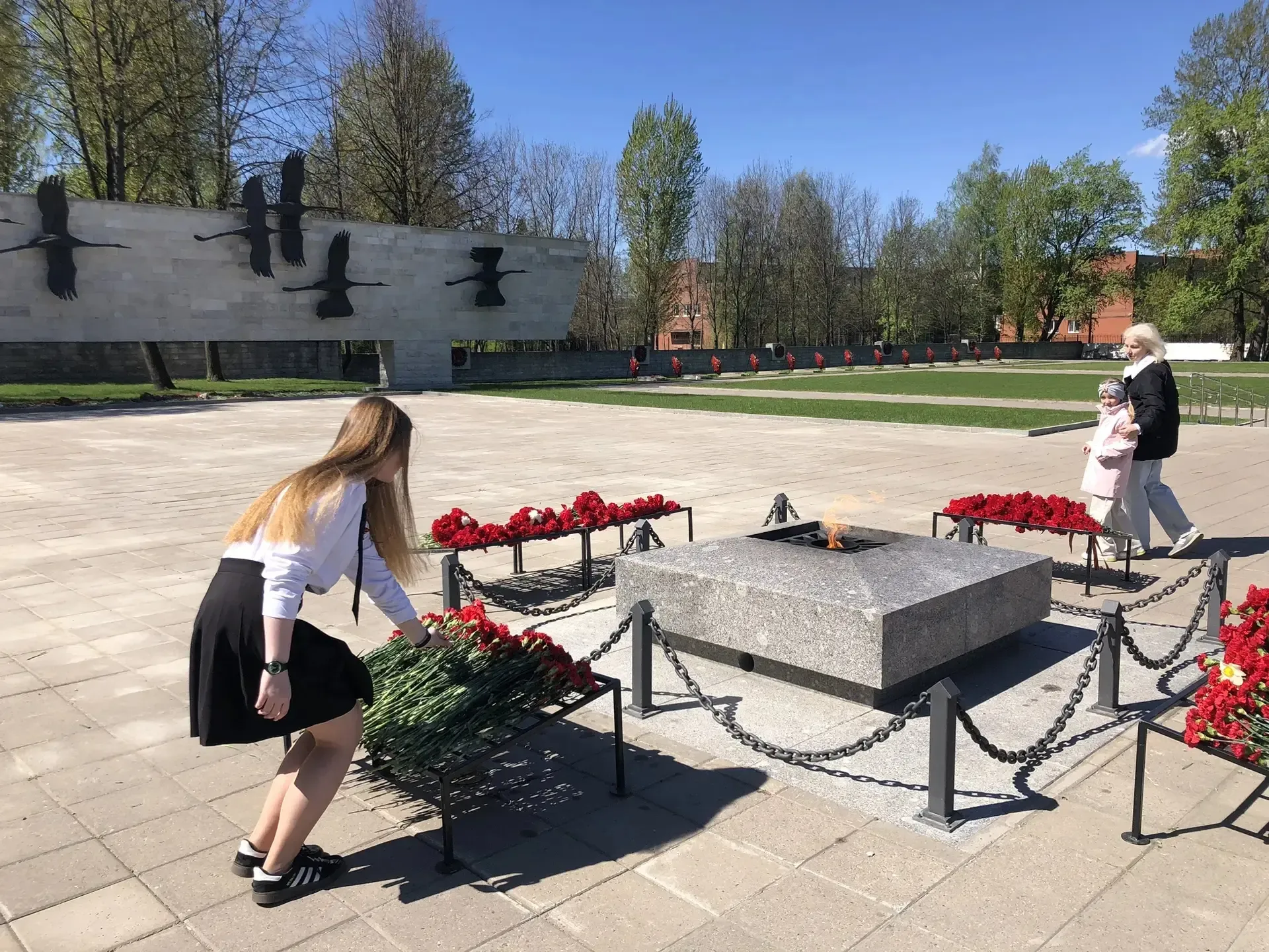 Память, летящая в вечность... 🕊  ✨Сегодня обучающиеся нашего налогового 10 «Б» класса с классным рук