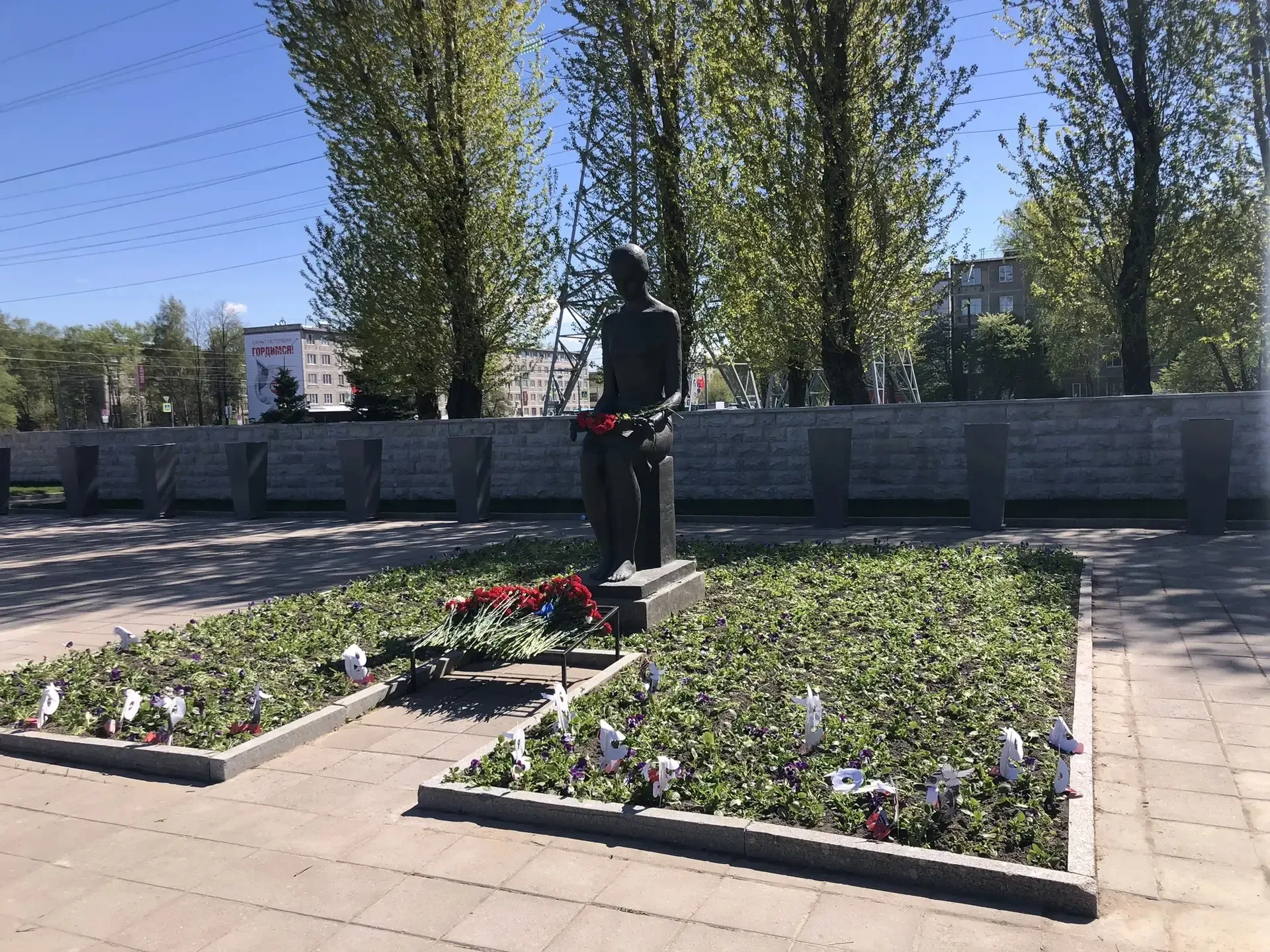Память, летящая в вечность... 🕊  ✨Сегодня обучающиеся нашего налогового 10 «Б» класса с классным рук