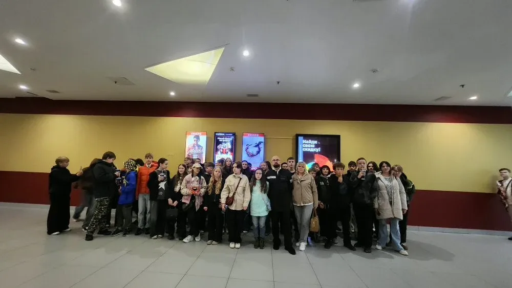 🎬 В кино всей параллелью! 🍿🍿  Вчера наши 6 и 7 классы сменили школьные парты на уютные кресла киноте